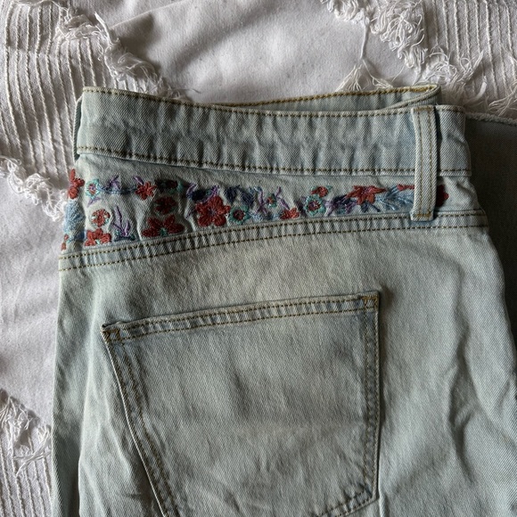 Embroidered Jeans - Picture 3 of 4